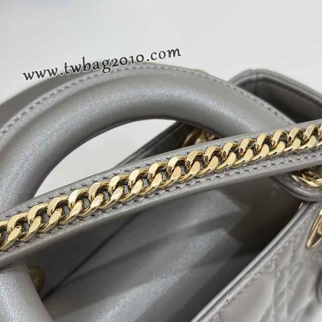 Dior专柜新款Lady女包迪奥高仿原单Classic Lady 戴妃包，标志性的字母吊饰，经典的菱格，手感极好的绵羊皮，人手一个必备的三格小包。迷人优Classic Lady戴妃包三格手提女包 djfk1417
